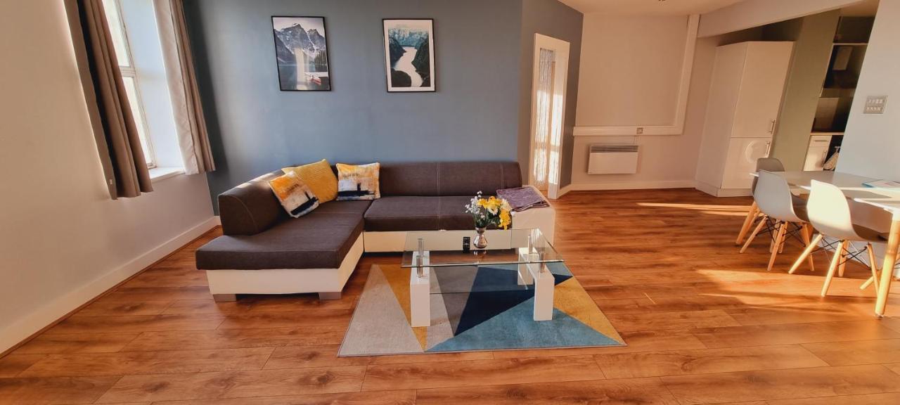 Modern And Spacious Centre *