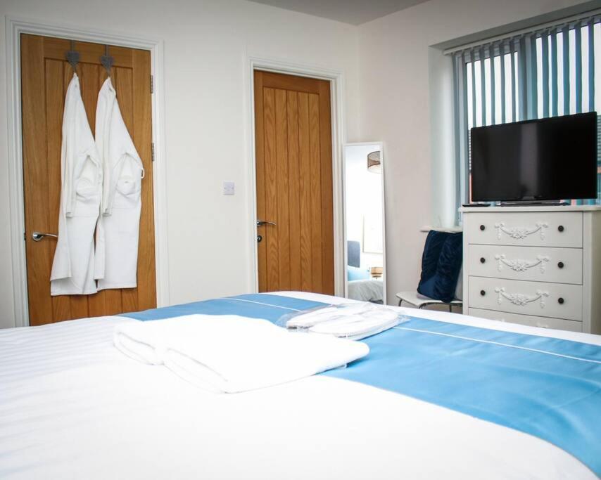 No15 Luxe Living Elegant Home-1 Bed-garden-wifi-private Parking-beach-city Holiday home Swansea
