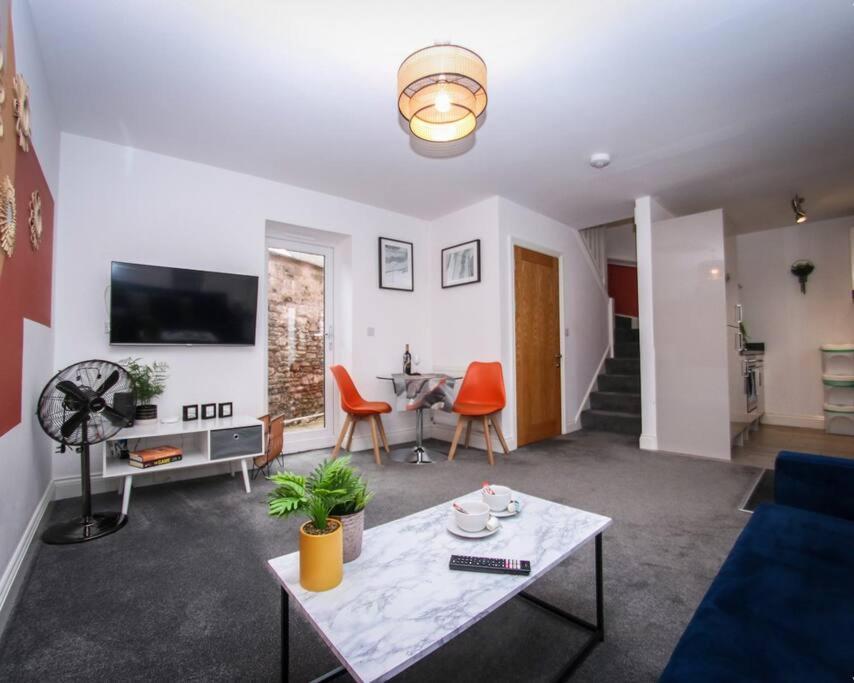 No15 Luxe Living Elegant Home-1 Bed-garden-wifi-private Parking-beach-city Holiday home Swansea