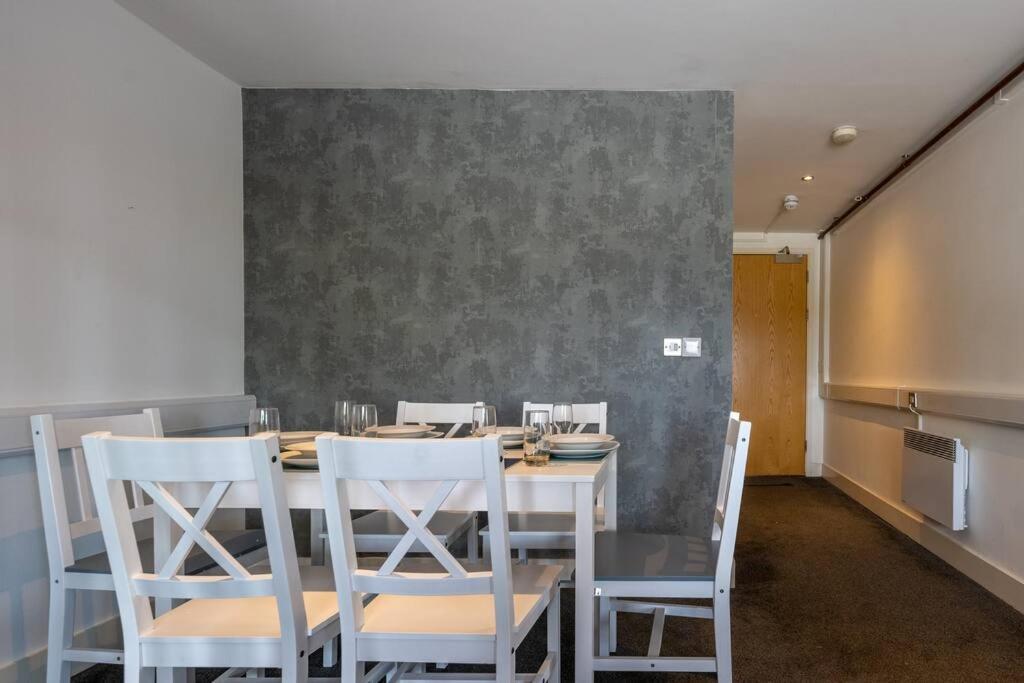 Marina Bliss: Stylish Mezzanine Apartamento Swansea
