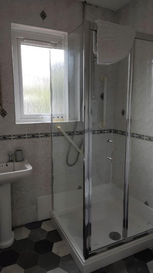 Superior Three Bedroom House With Sea View
