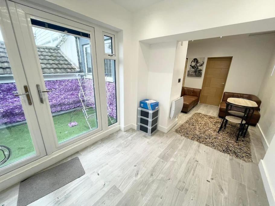 Town - 2 Bedroom Includes Free Parking Apartment *