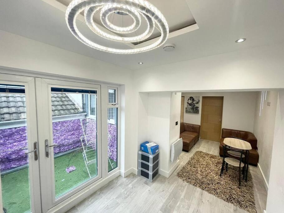 Town - 2 Bedroom Includes Free Parking Apartment *