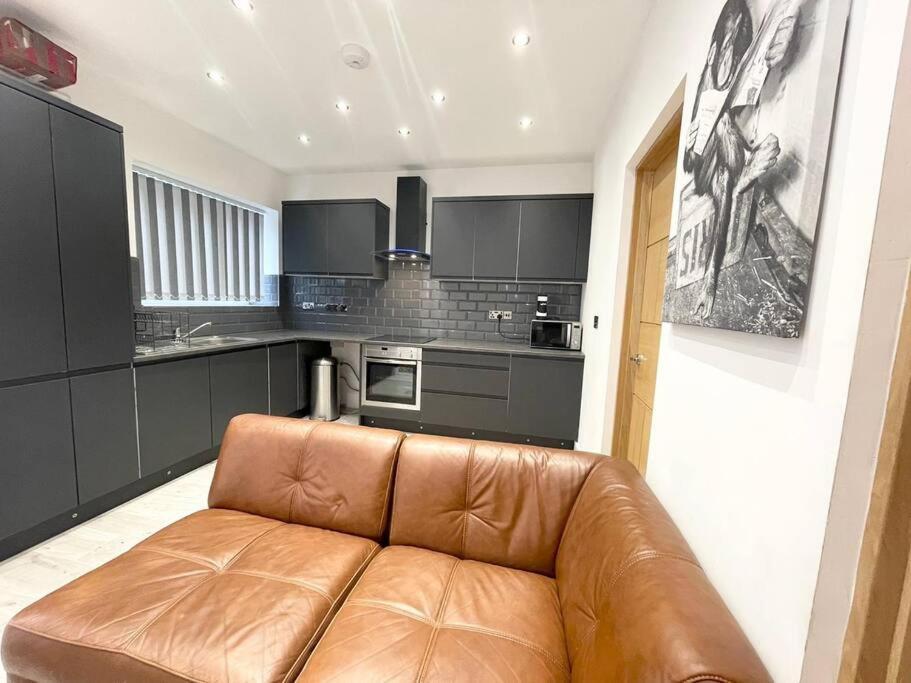 Town - 2 Bedroom Includes Free Parking * Swansea
