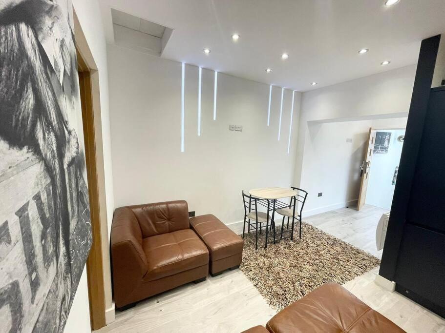 Town - 2 Bedroom Includes Free Parking *