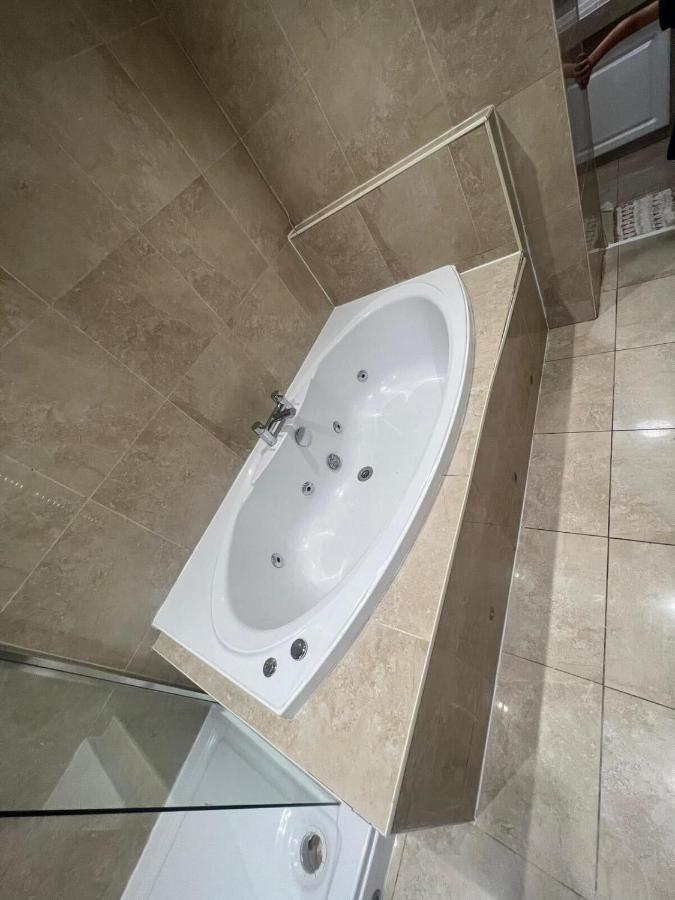4 Rooms, Private Parking *