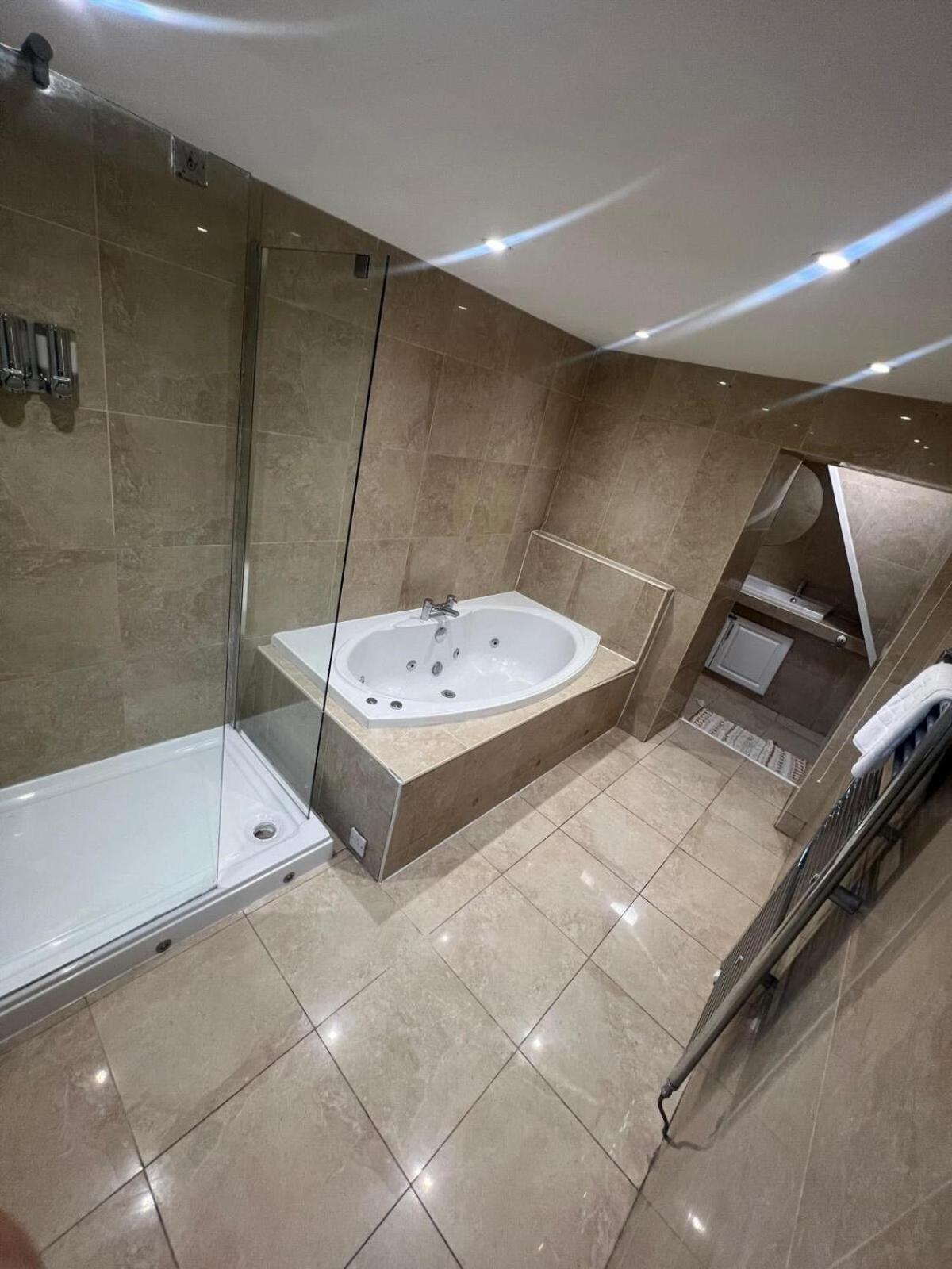 Apartment 4 Rooms, Private Parking Swansea