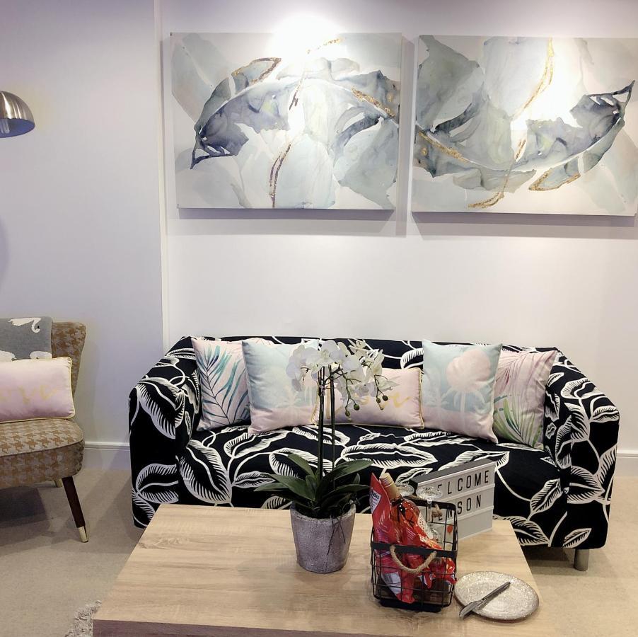 Soak Up The Light At A Soothing, Stylish In Marina *