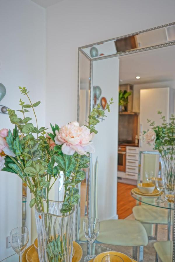 Soak Up The Light At A Soothing, Stylish In Marina Apartamento *