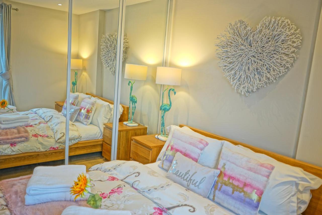 Soak Up The Light At A Soothing, Stylish In Marina *