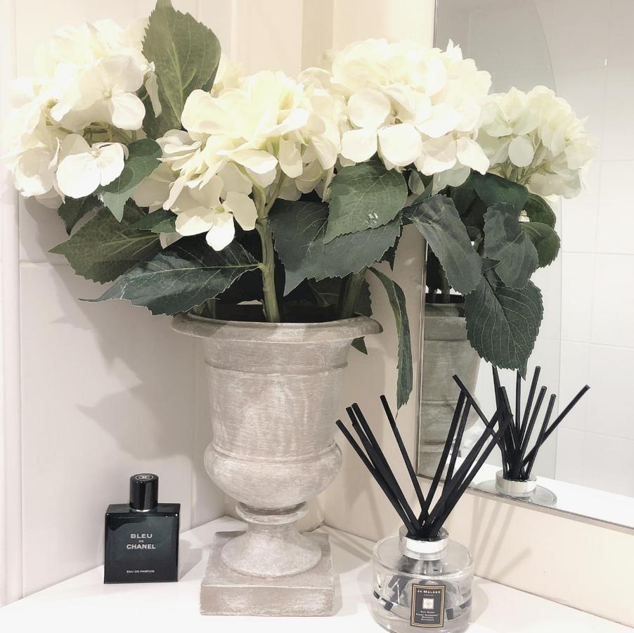 Soak Up The Light At A Soothing, Stylish In Marina Apartamento *