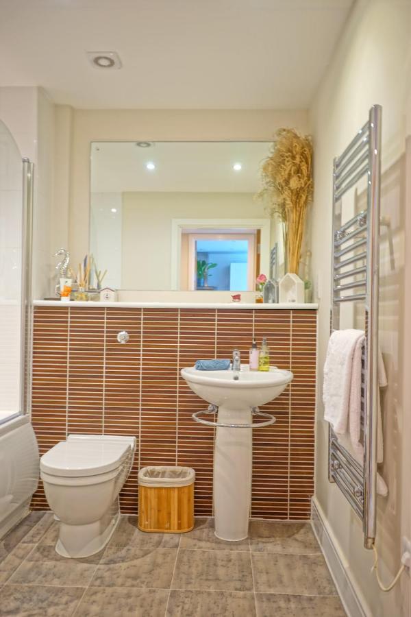 Soak Up The Light At A Soothing, Stylish In Marina Apartamento *