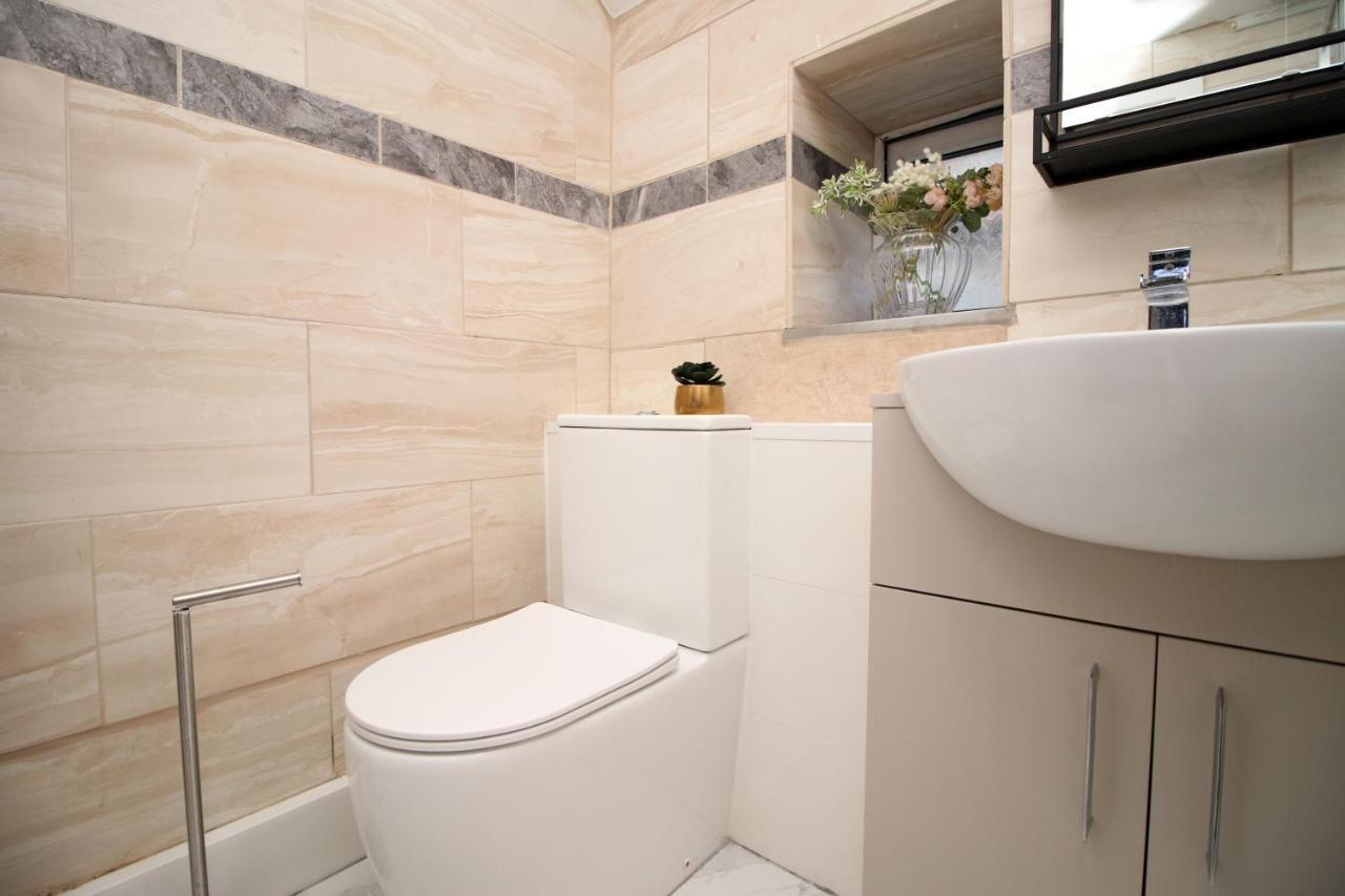 Spacious 5 Bedroom In Apartment