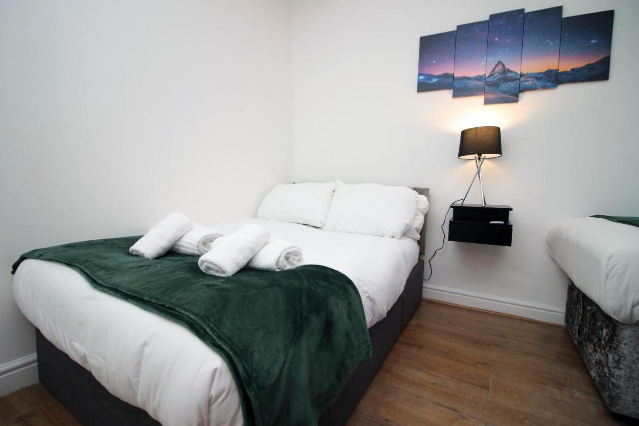 Spacious 5 Bedroom In Apartment
