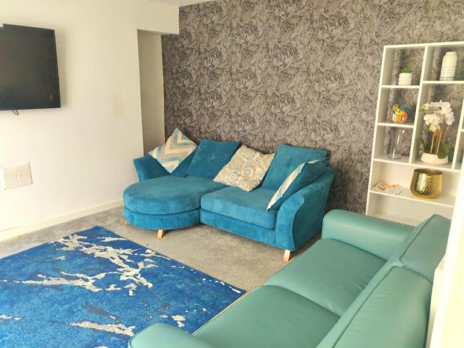 Holiday home 4-bedroom With Off-road Parking *