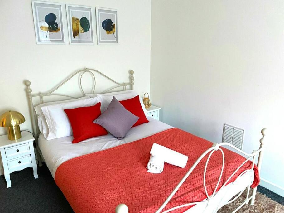 Holiday home 4-bedroom With Off-road Parking Swansea