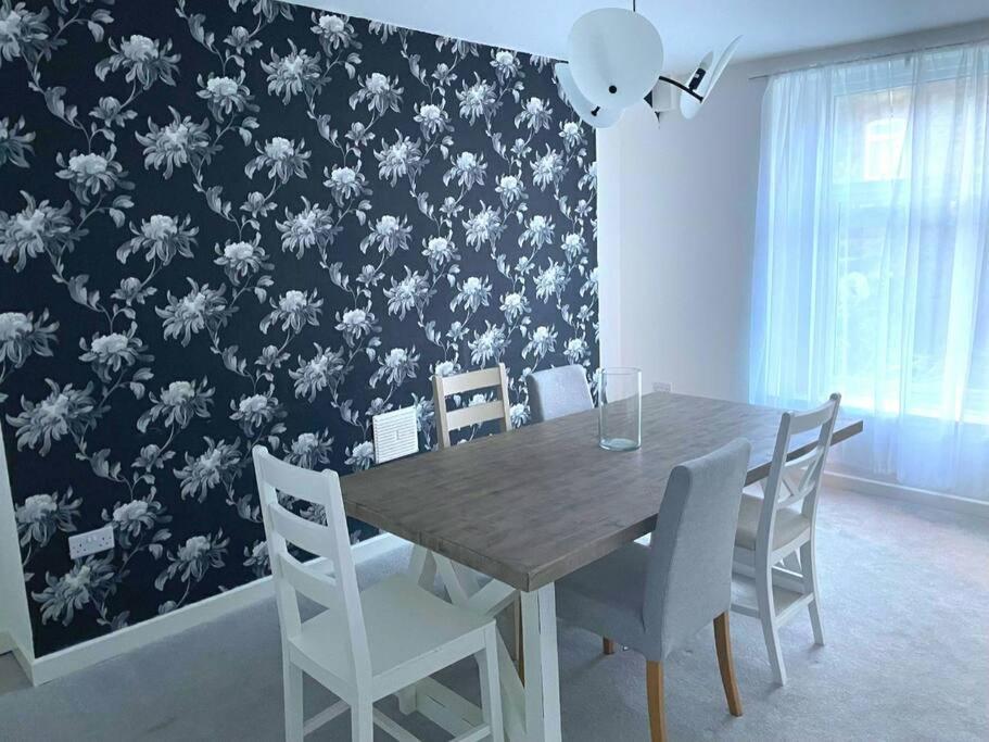 Holiday home 4-bedroom With Off-road Parking Swansea