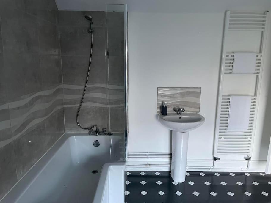 4-bedroom With Off-road Parking Swansea