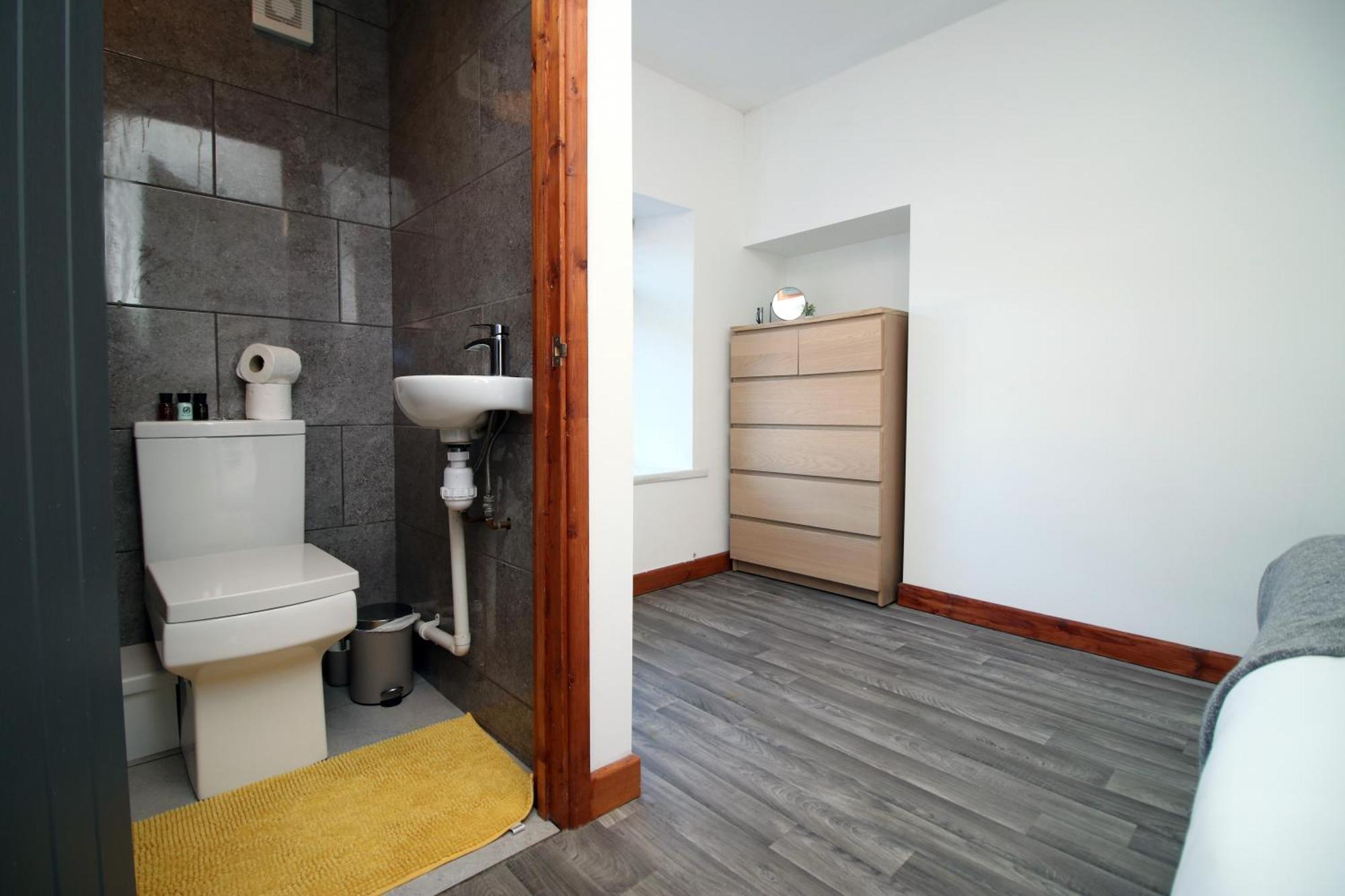 Fully Equipped Kitchen, Parking, Centre * Swansea
