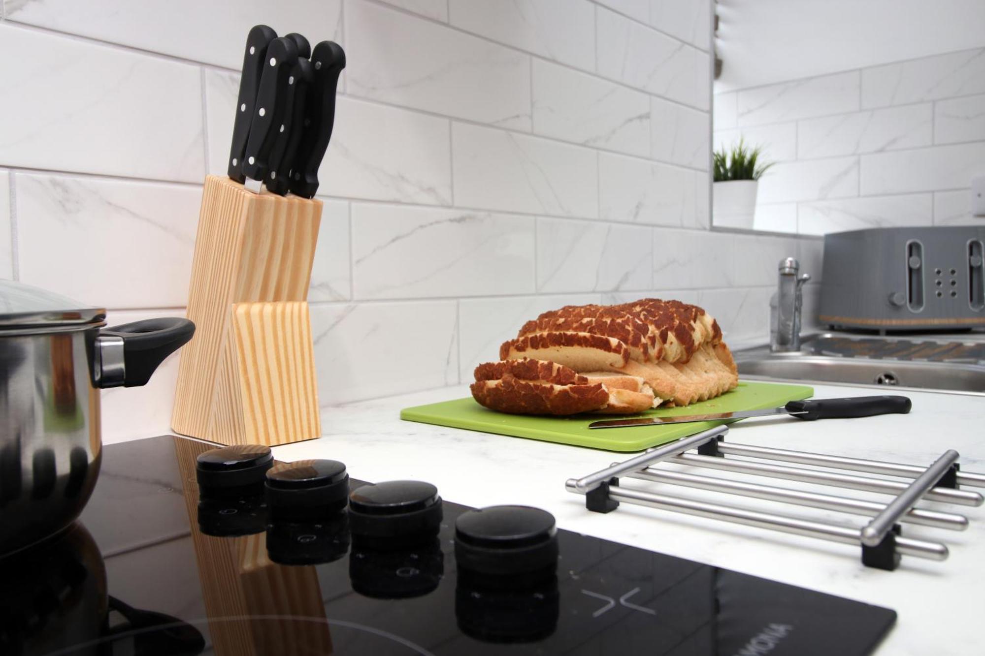 Fully Equipped Kitchen, Parking, Centre Apartment *