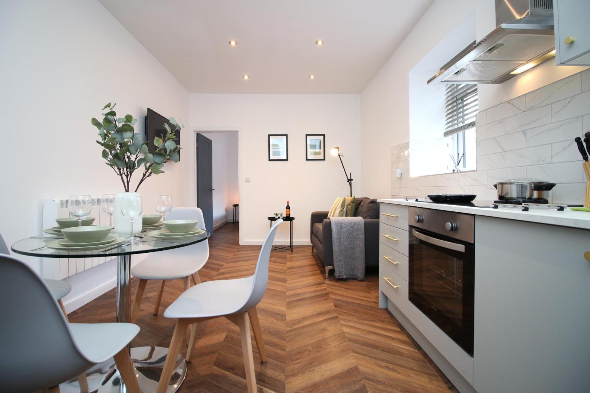 Apartment Fully Equipped Kitchen, Parking, Centre