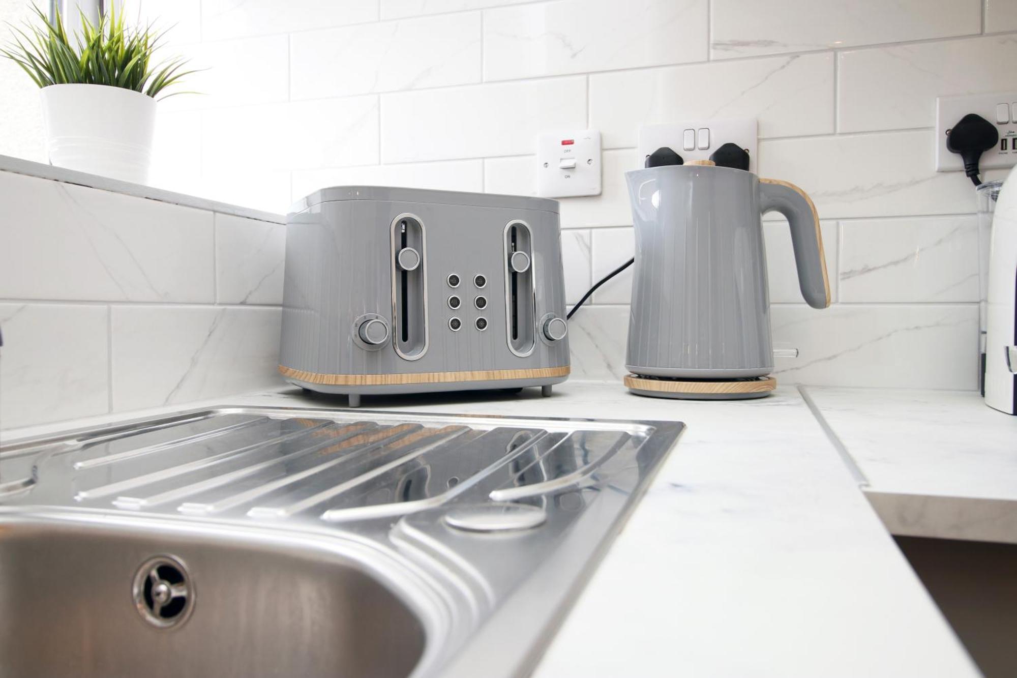 Fully Equipped Kitchen, Parking, Centre