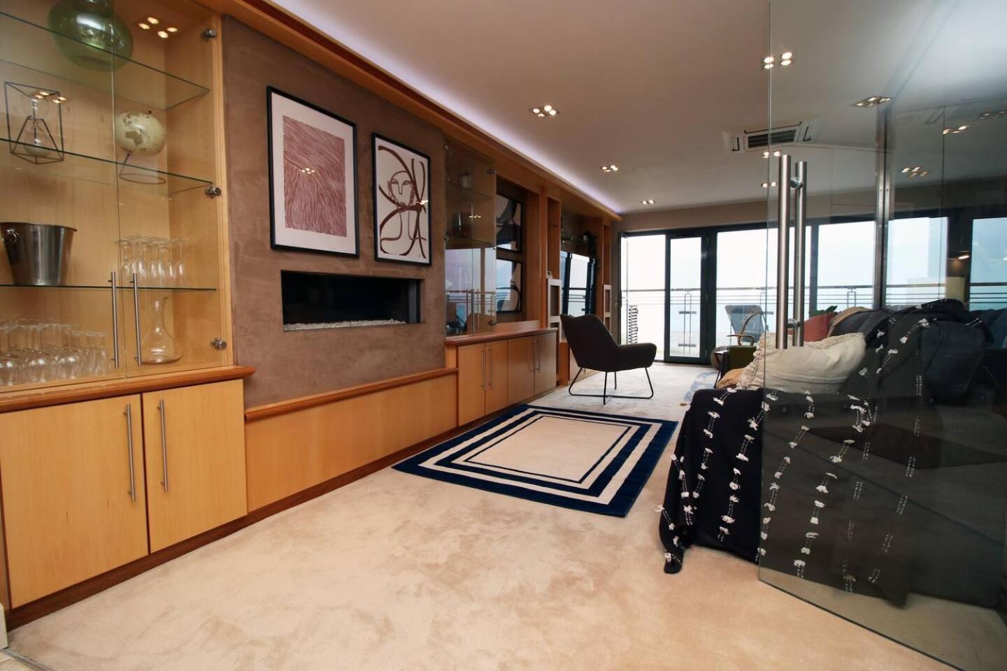 5 Bedroom | Luxury | Stunning Beachview Swansea