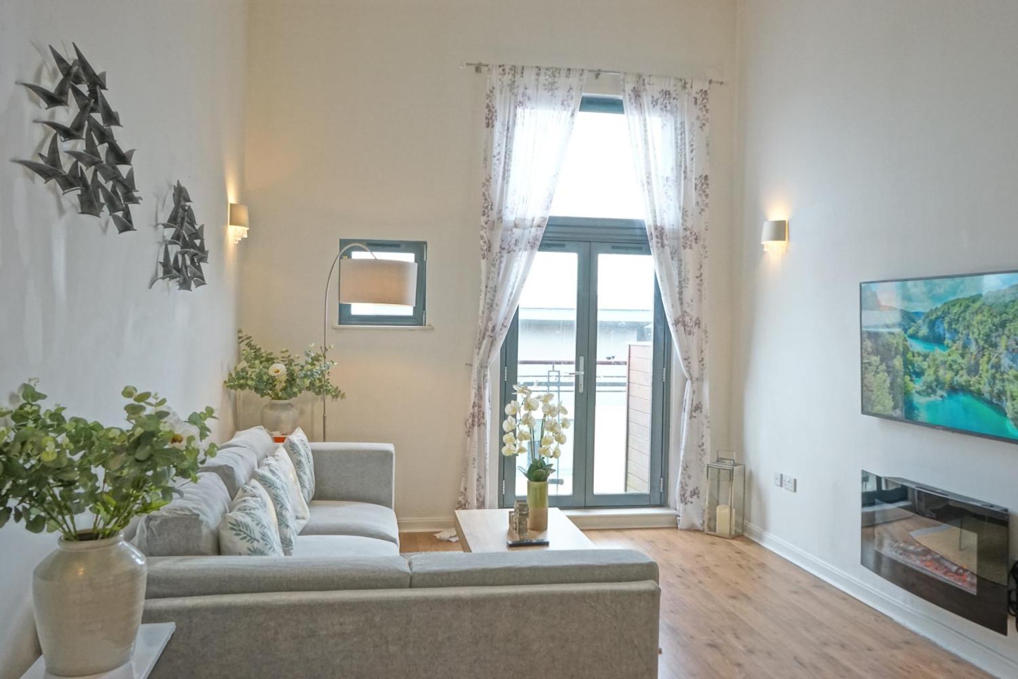 Soak Up The Light At A Soothing, Stylish In Marina Apartamento