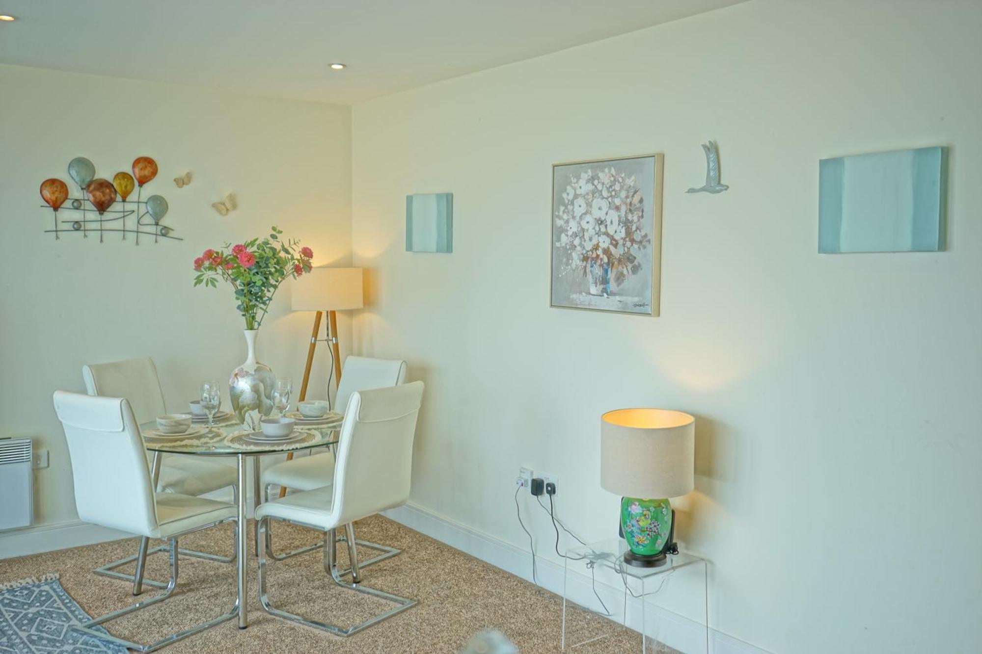 Soak Up The Light At A Soothing, Stylish In Marina Apartamento Swansea