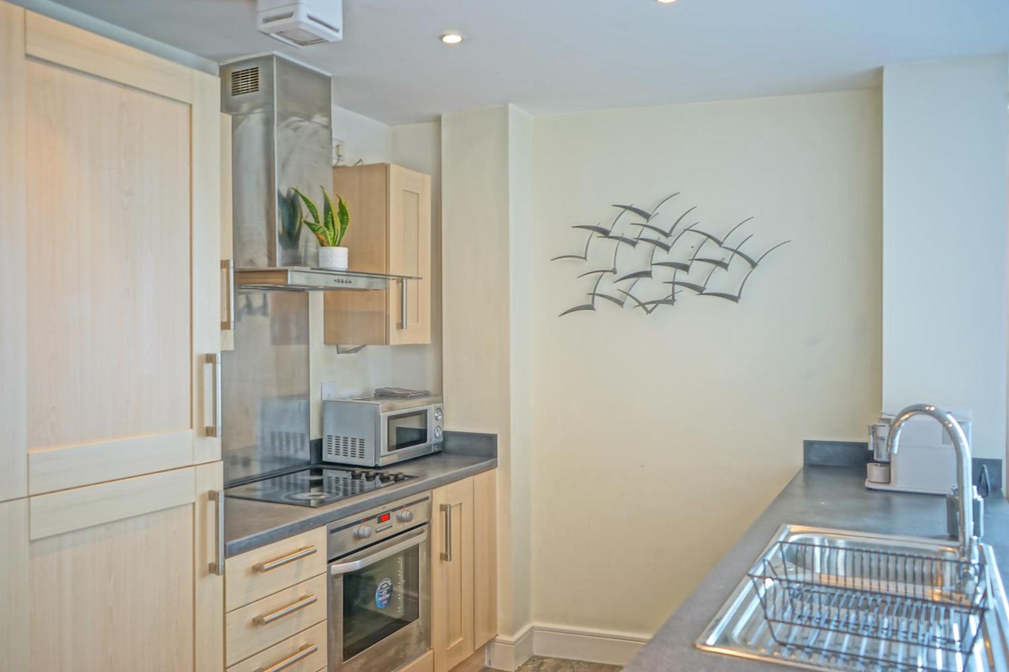 Soak Up The Light At A Soothing, Stylish In Marina Apartamento Swansea