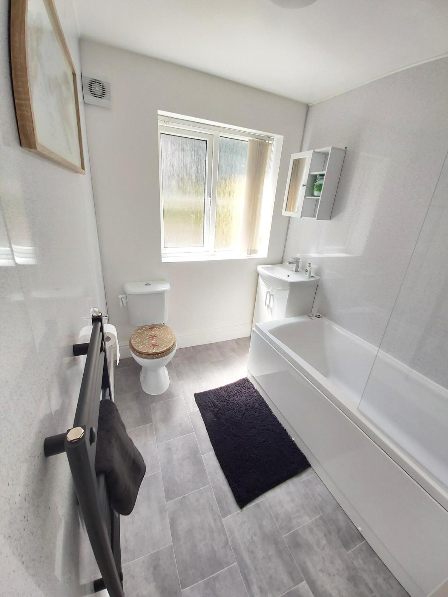 Apartment Beautiful Two Bedroom Ground Floor *