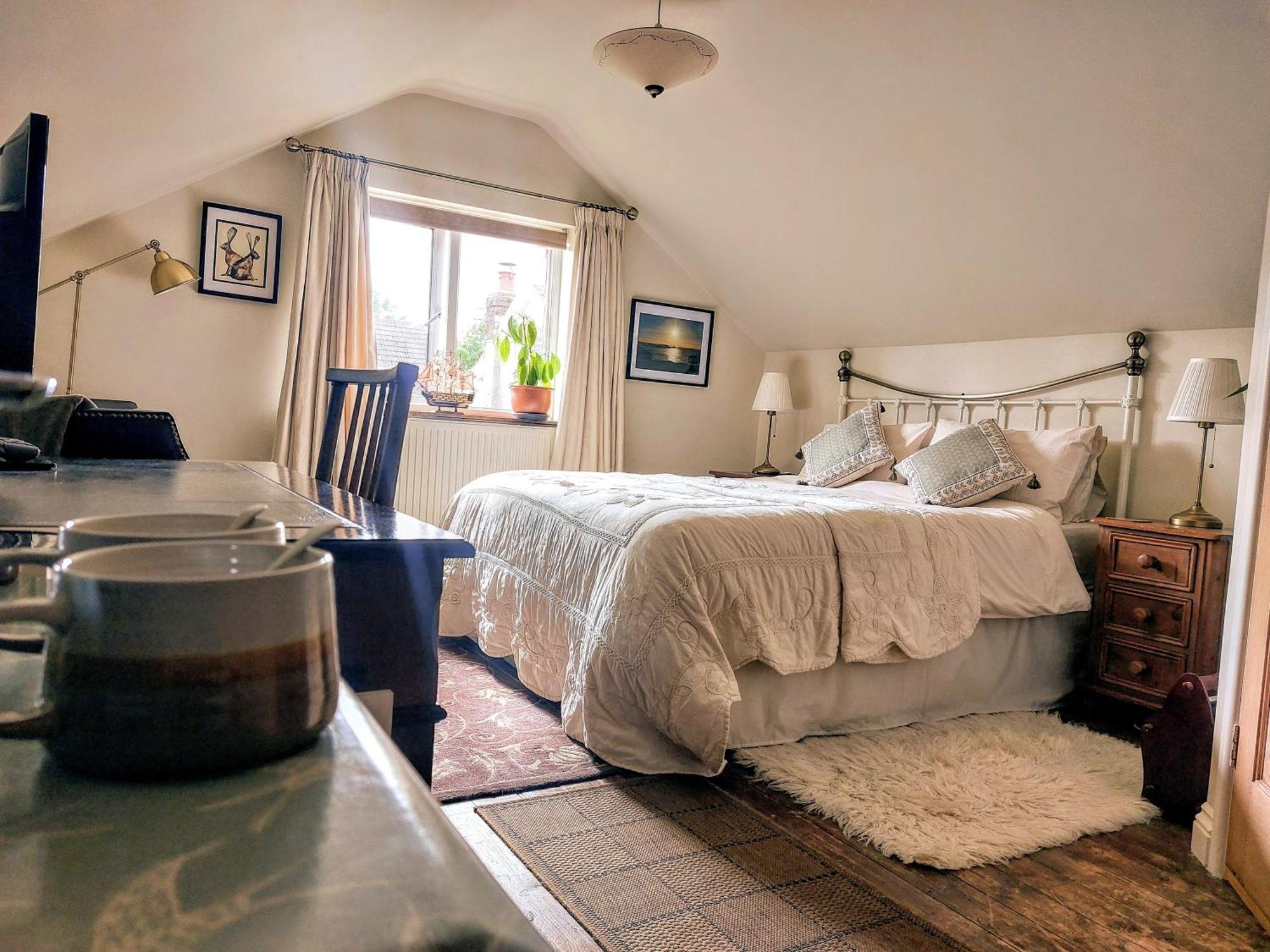 West Wing At The Swallows - Kingsize Ensuite Bedroom And Private Garden Hospedagem domiciliar Swansea