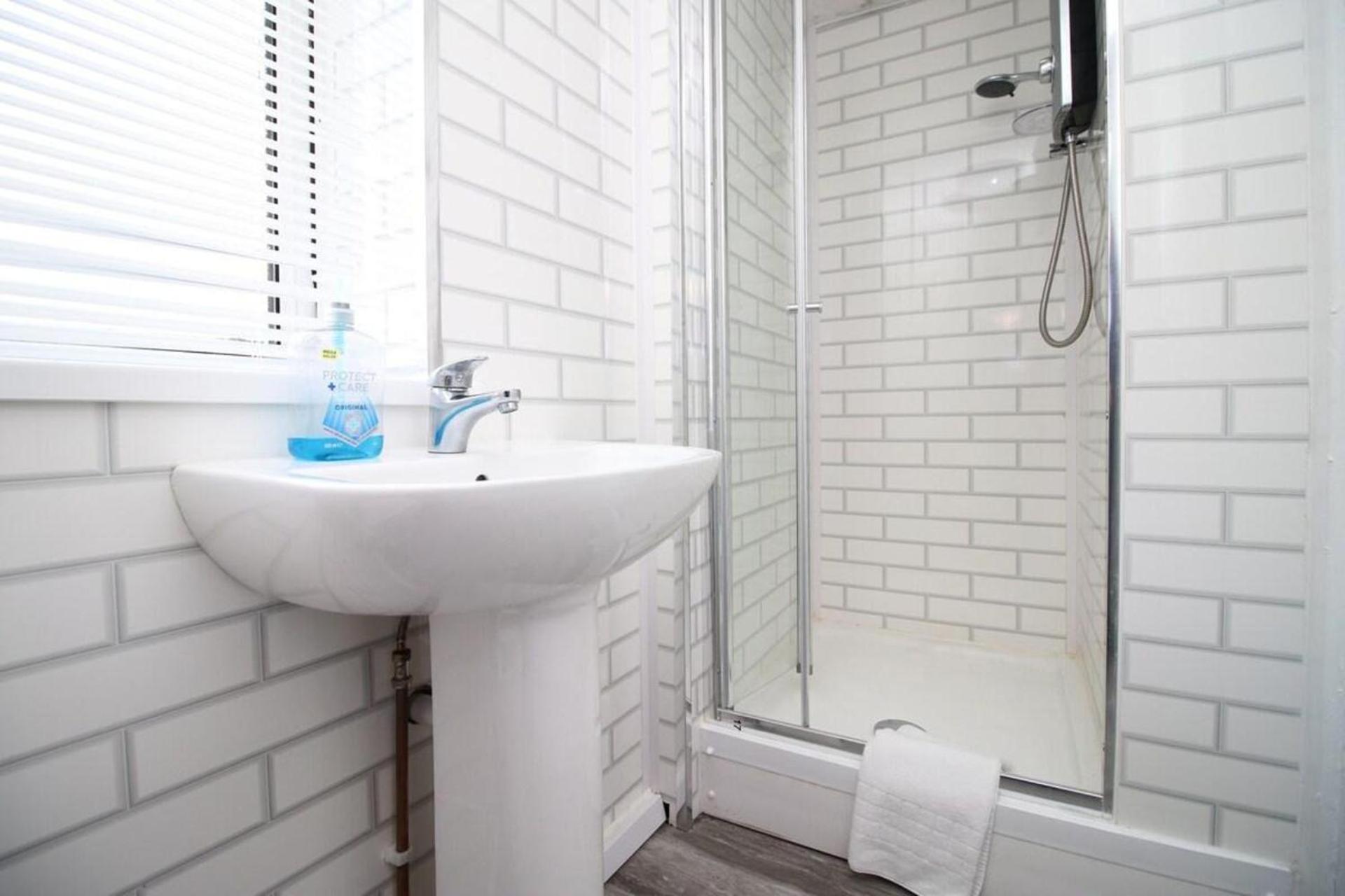 Comfortable 5-bedroom Free Parking Apartment *