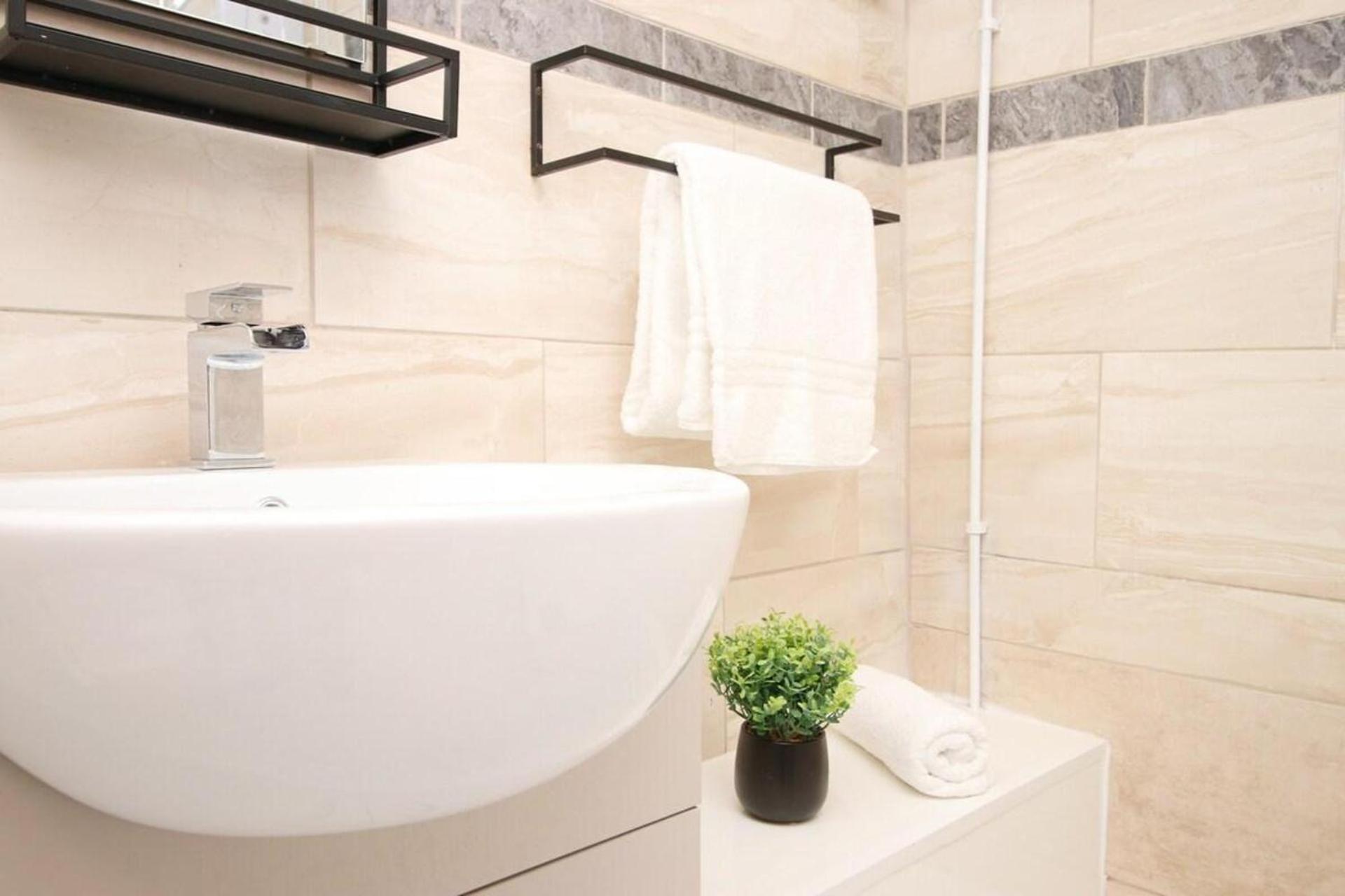 Comfortable 5-bedroom Free Parking Apartment *