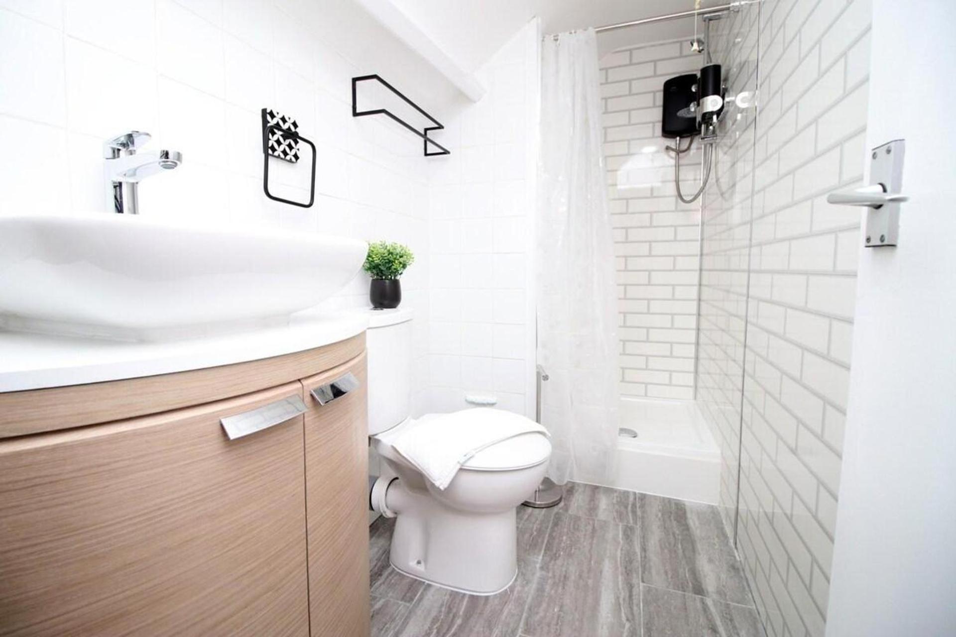 Comfortable 5-bedroom Free Parking Apartment *