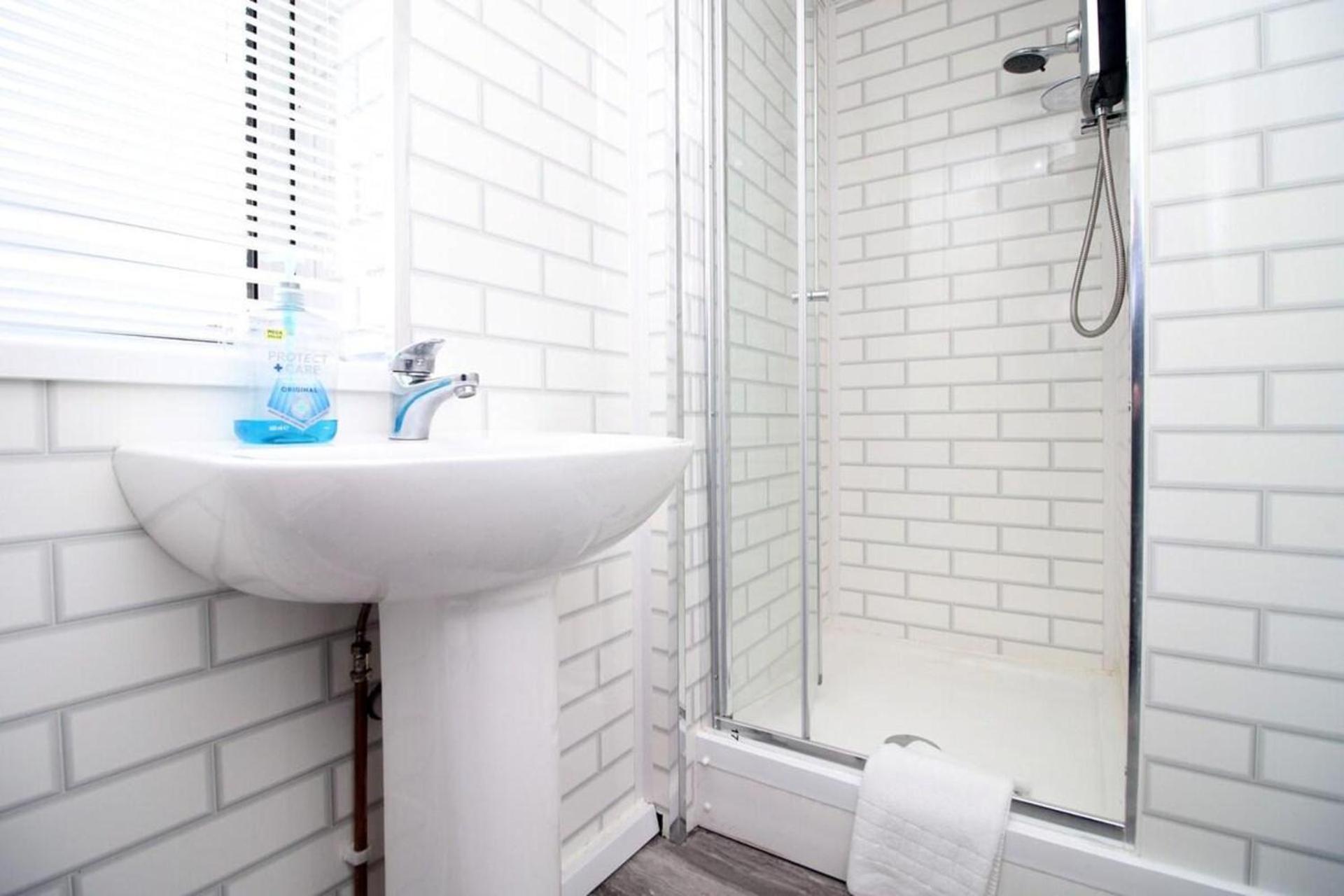 Comfortable 5-bedroom Free Parking Apartment *