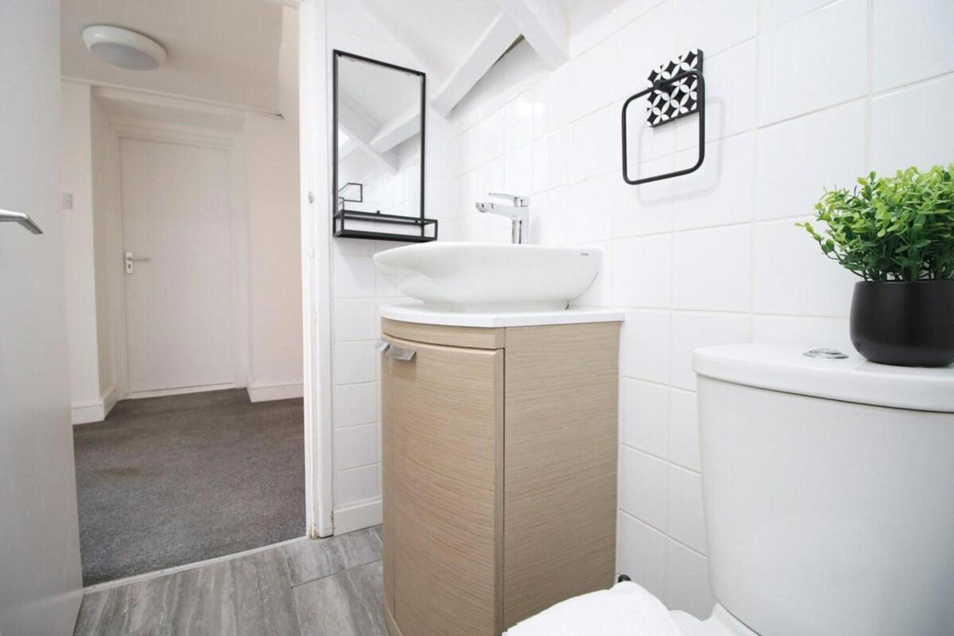Apartment Comfortable 5-bedroom Free Parking Swansea