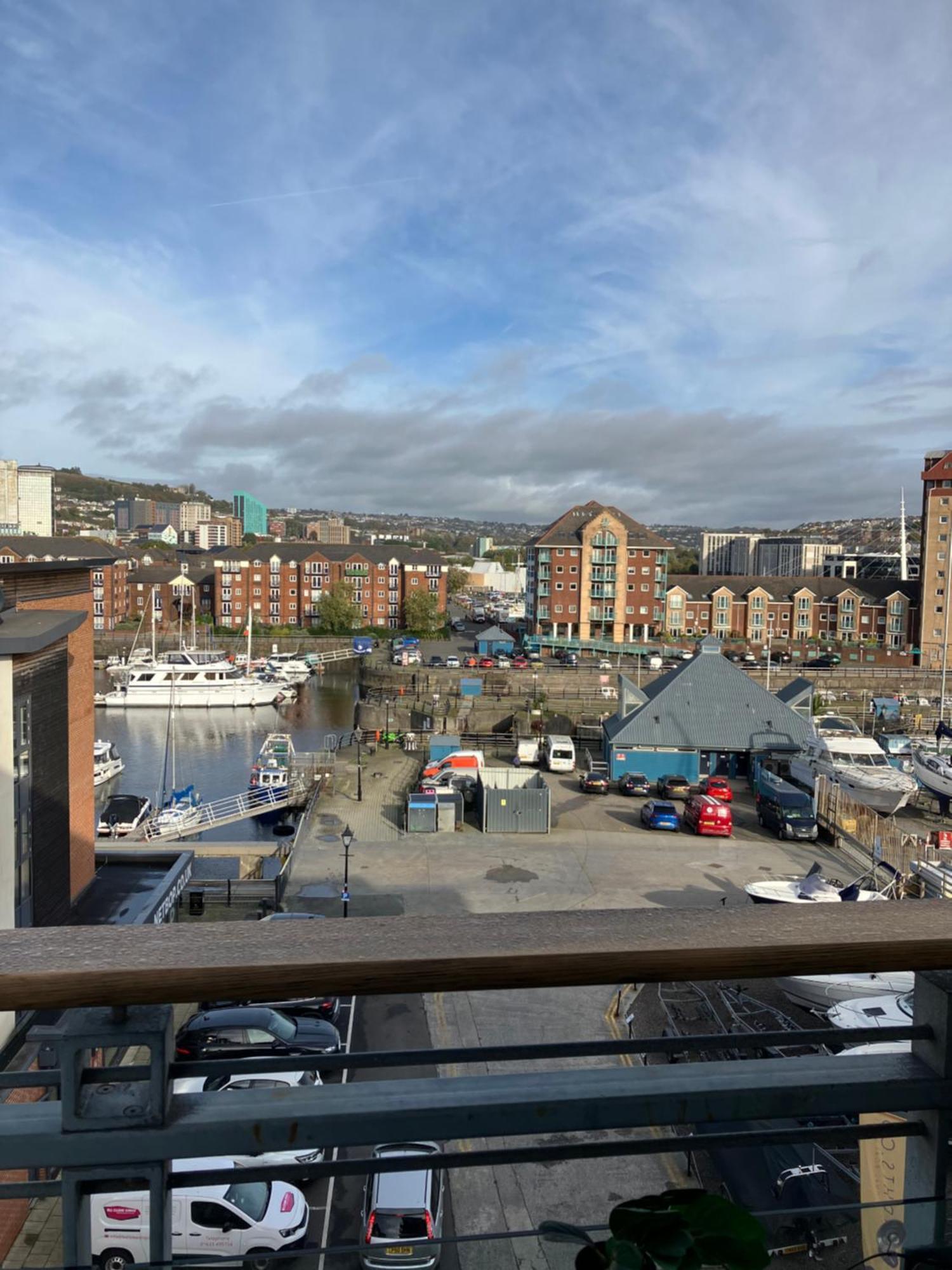 Apartment Bay, Marina & Arena View Mins To &
