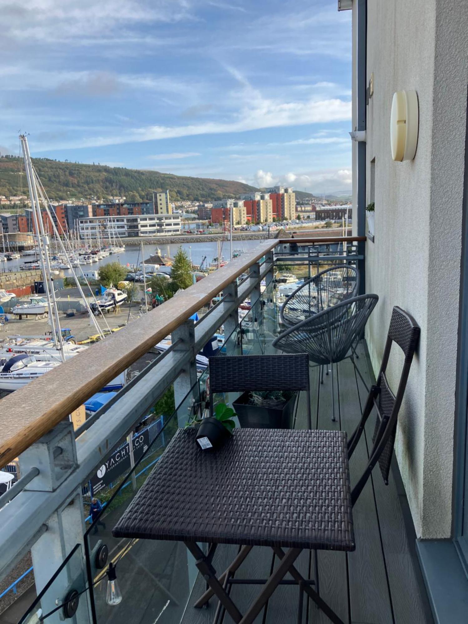 Bay, Marina & Arena View Mins To & Apartment *