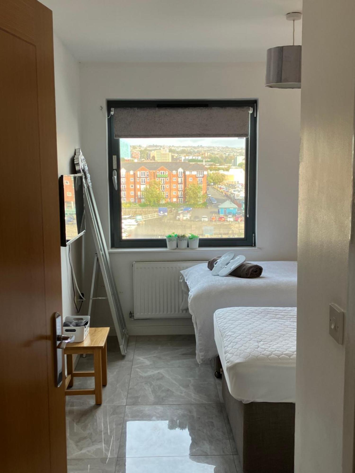 Apartment Bay, Marina & Arena View Mins To &