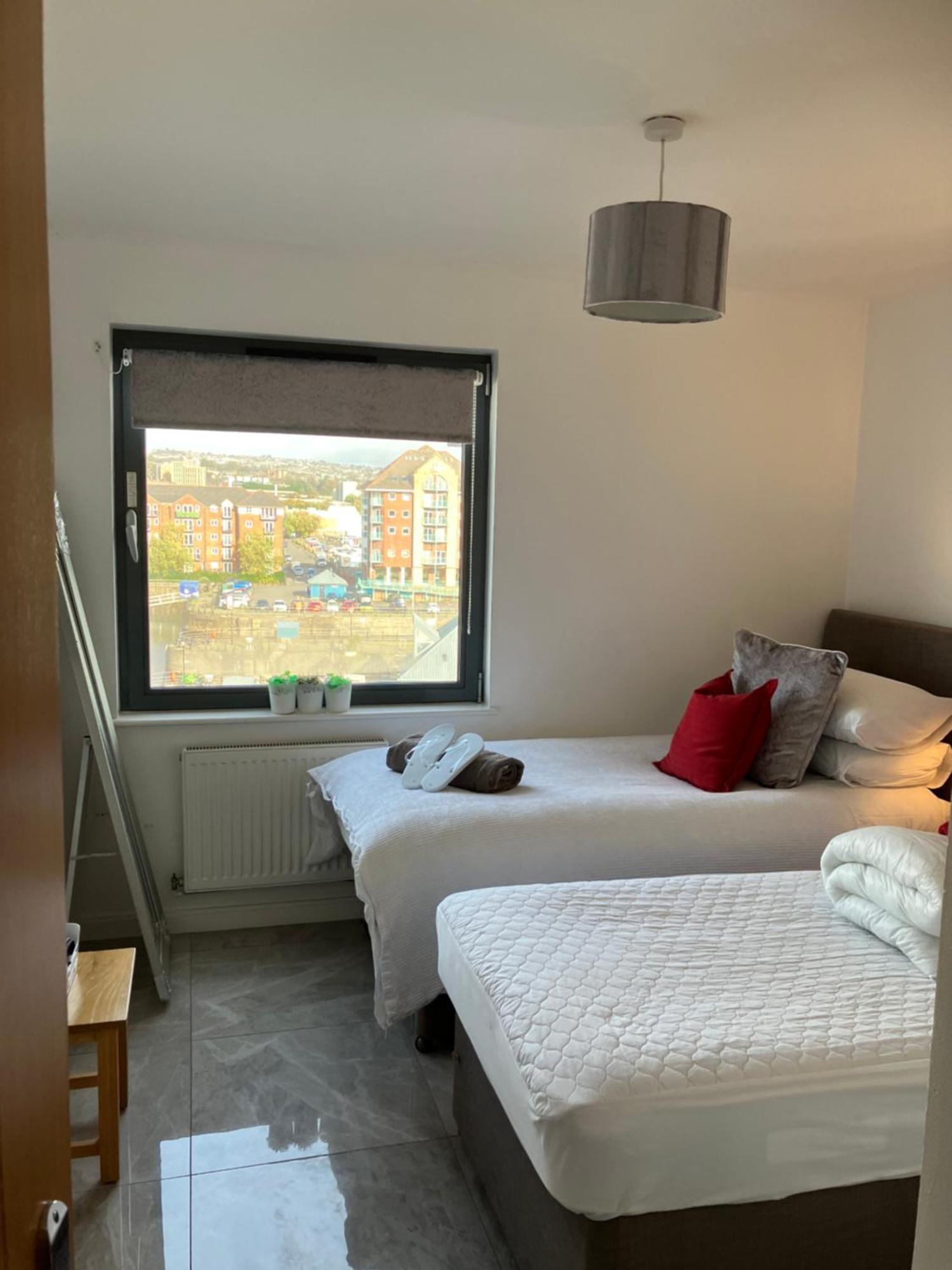 Apartment Bay, Marina & Arena View Mins To & Swansea