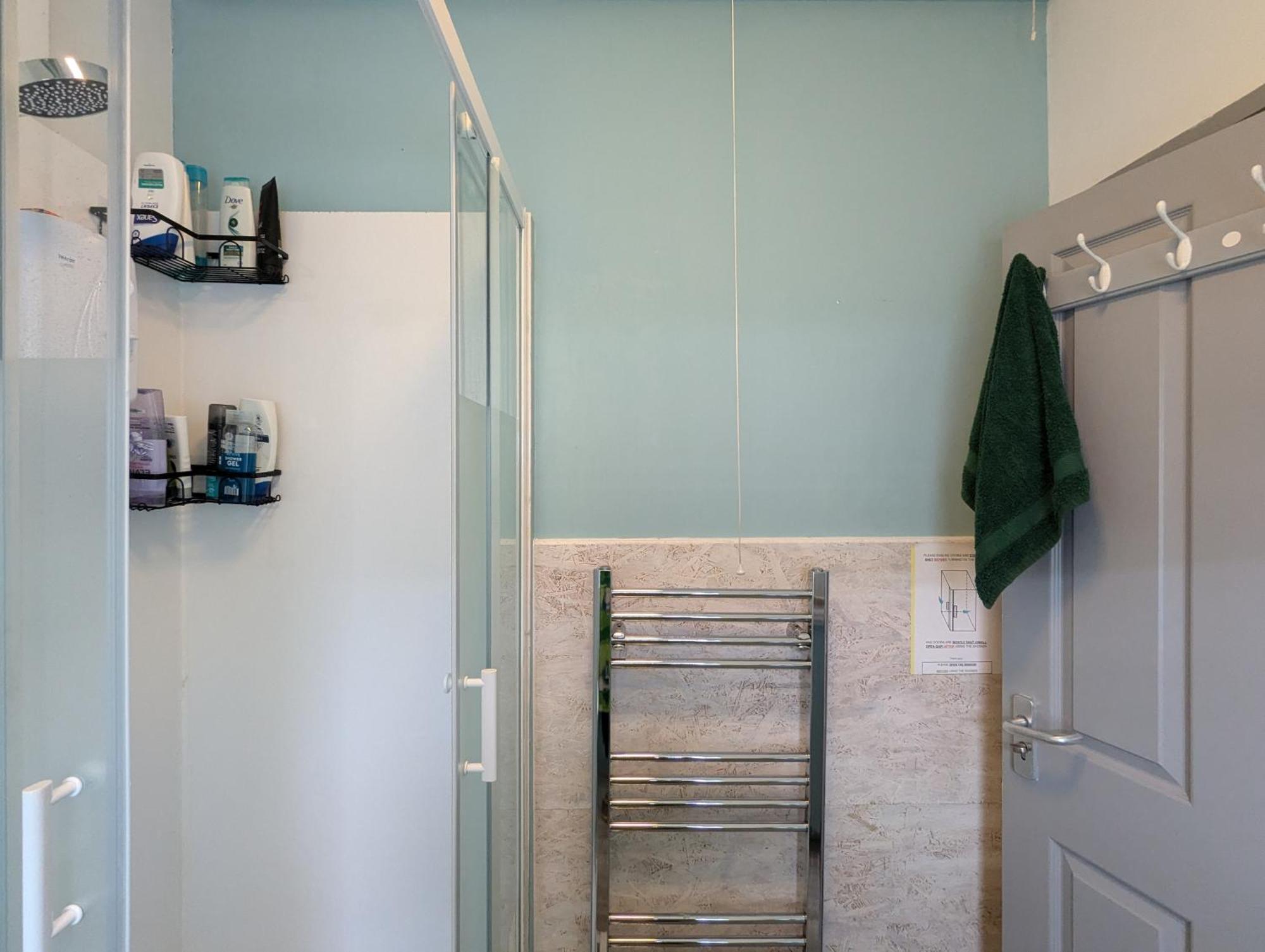 R3 - Cozy Small Double - & Access, Wifi, Free Parking - Self Catering Swansea