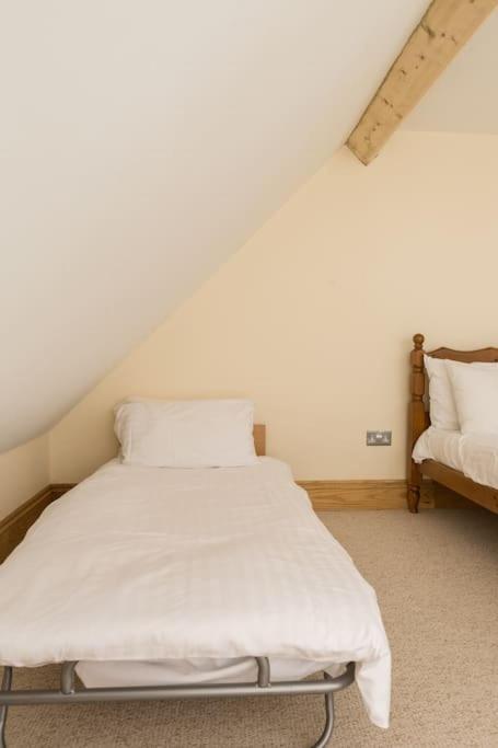 Broadway Farm Barn With Hot Tub Swansea