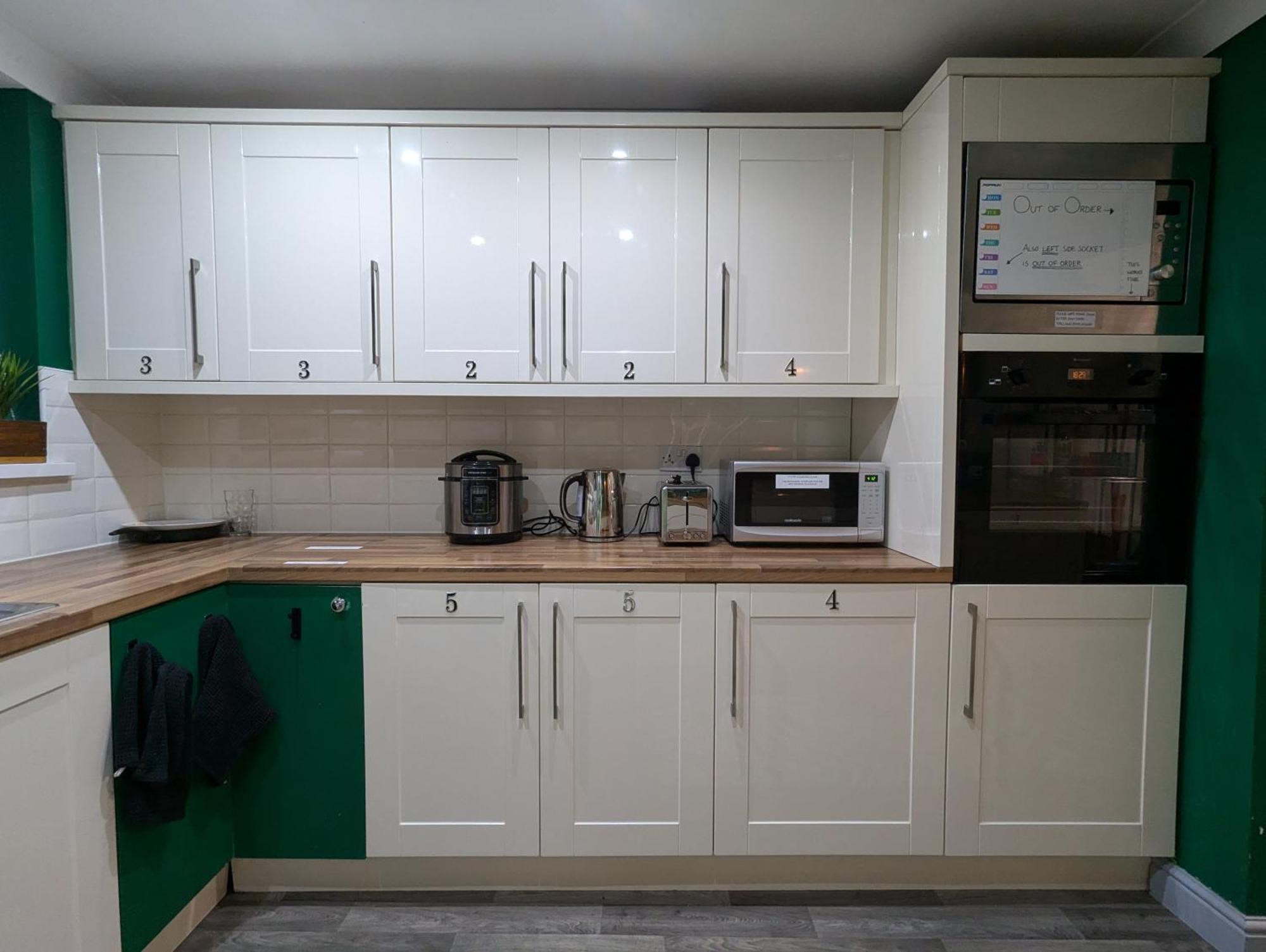 R3 - Cozy Small Double - & Access, Wifi, Free Parking - Self Catering Homestay *