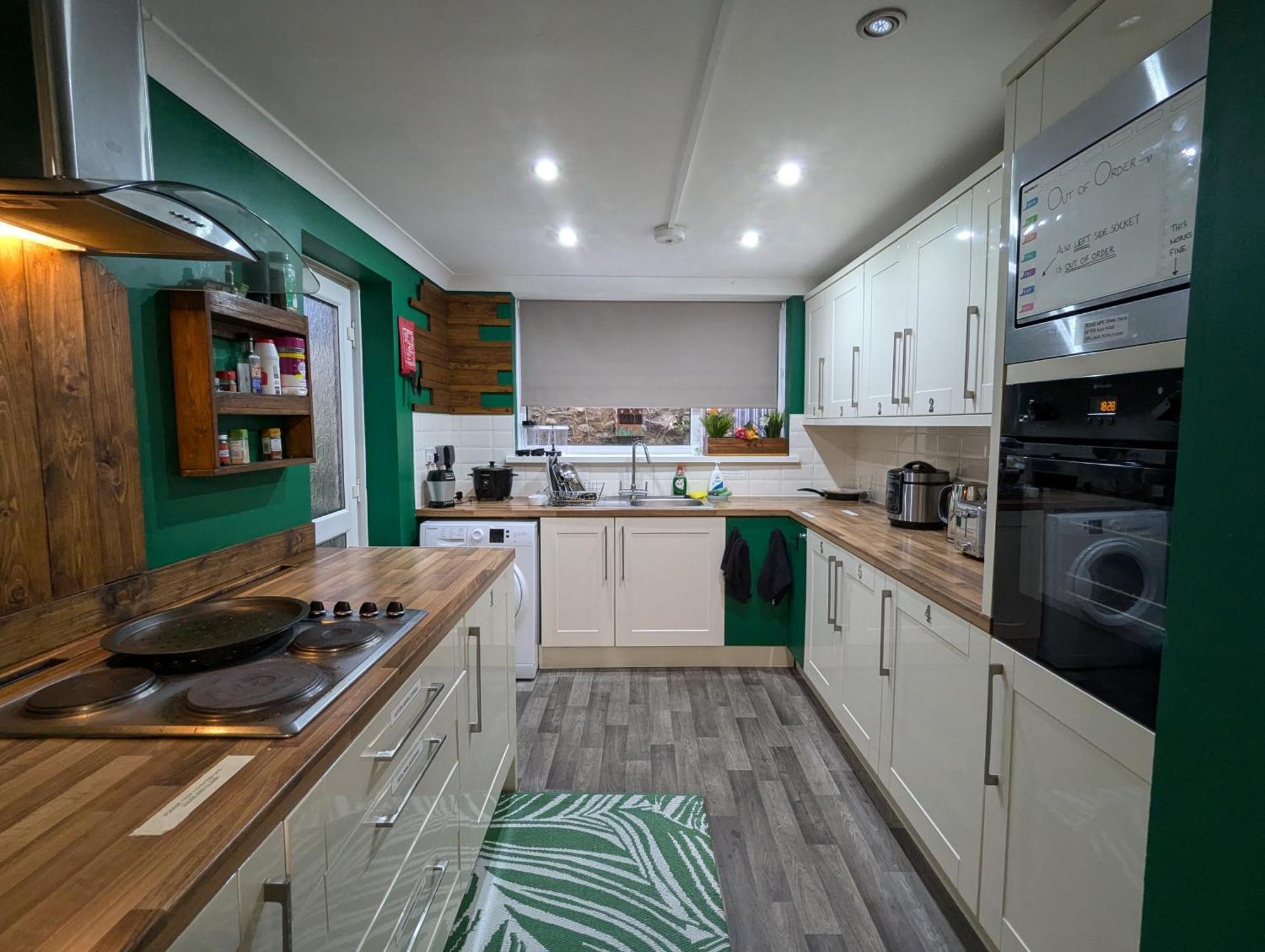 Homestay R3 - Cozy Small Double - & Access, Wifi, Free Parking - Self Catering