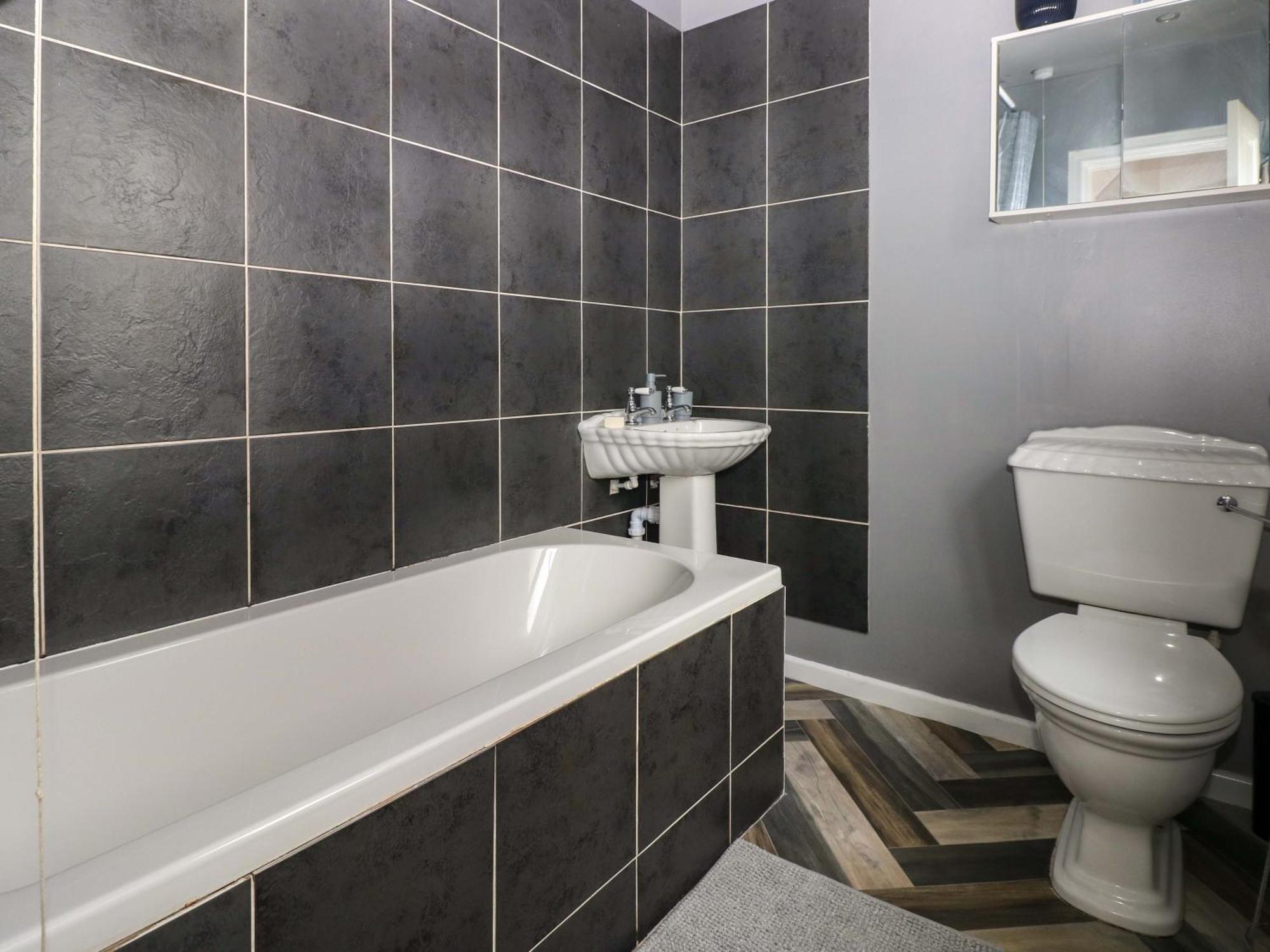 100 Cwmphil Road Holiday home *