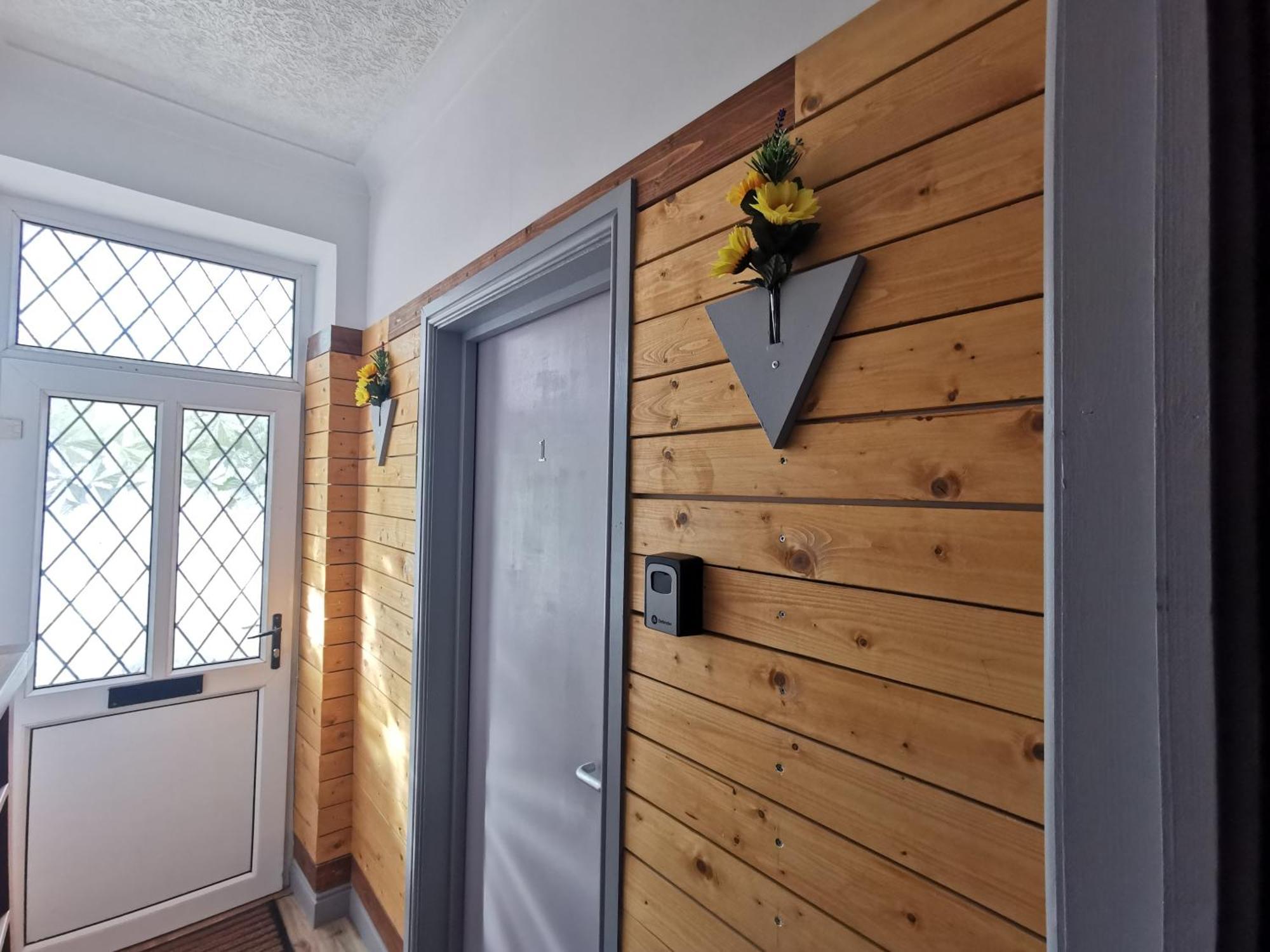 R1 - Bright Quiet Double - Ideal For Students, Work, Tourists - Access, Wifi, Free Parking - Self Catering Bed & Breakfast *