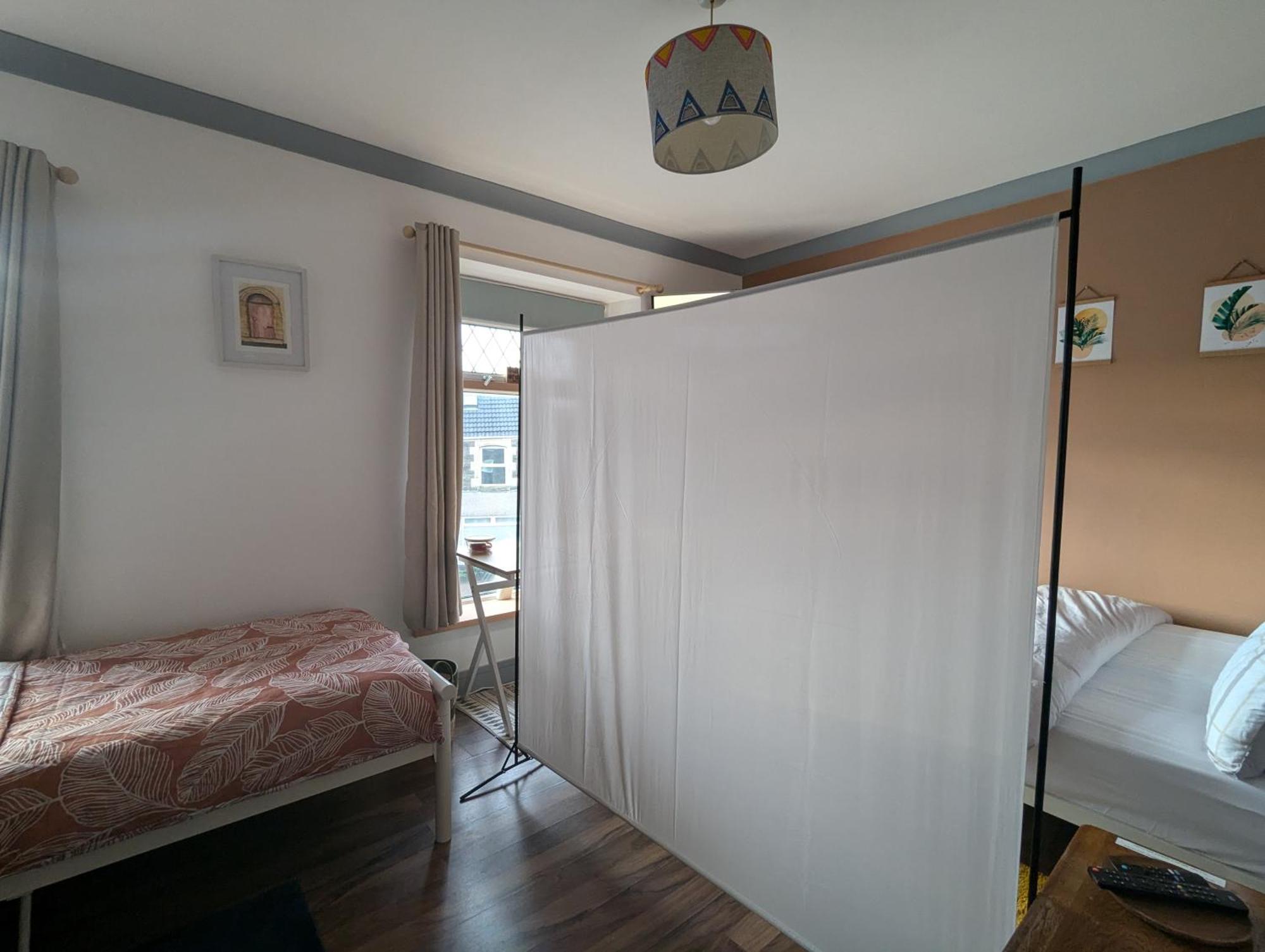 R5 - Triple Retreat - Near Beach, Parks, Trails, - Wifi, Free Parking - Self Catering * Swansea
