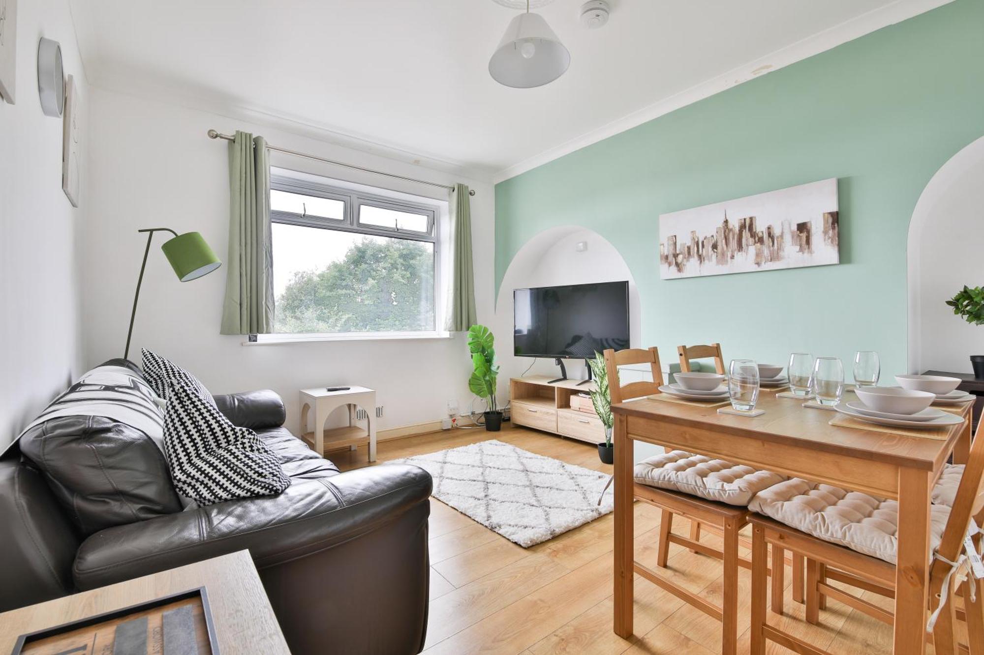 Modern 4 Bed In Tv In Every And Parking Holiday home