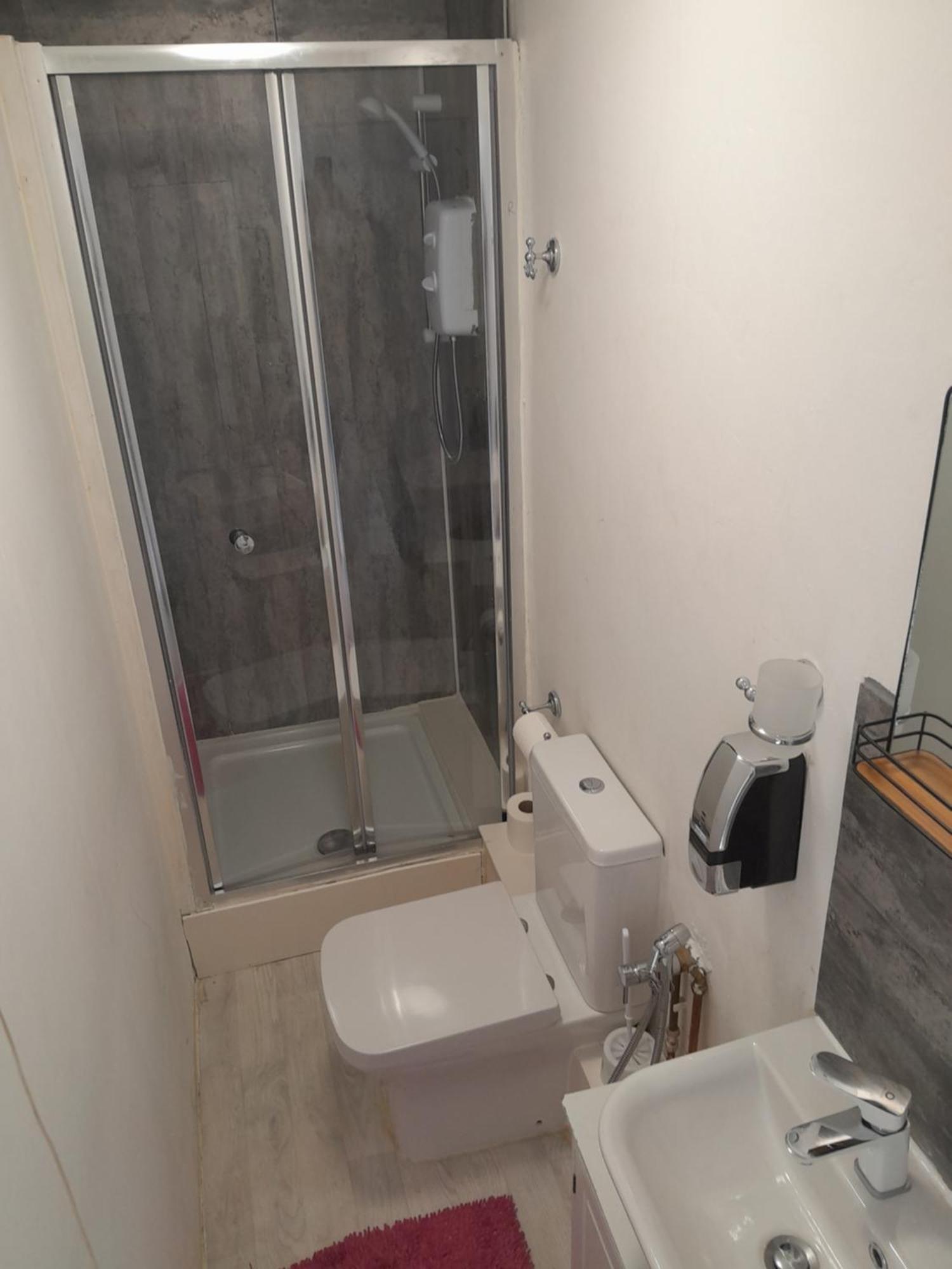 Ensuite Basic Room Budget Sketty 5 Homestay Swansea
